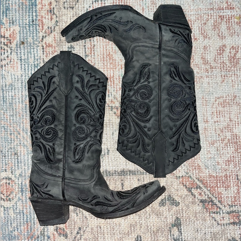 Circle G Black Filigree Embroidery Cowboy Snip Toe Boots STYLE #CBL5433